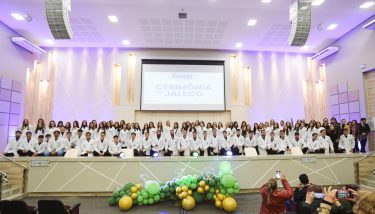 Cerimônia do Jaleco marca o início da trajetória dos futuros médicos da UNINGÁ