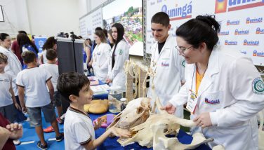 Cursos da Uningá marcam presença na Mostra de Profissões do Colégio Mater Dei